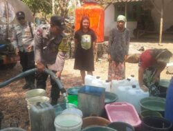 Kekeringan Melanda Desa Kecamatan Tongas, Polres Berikan Bantuan 10 Ribu Liter Air Bersih